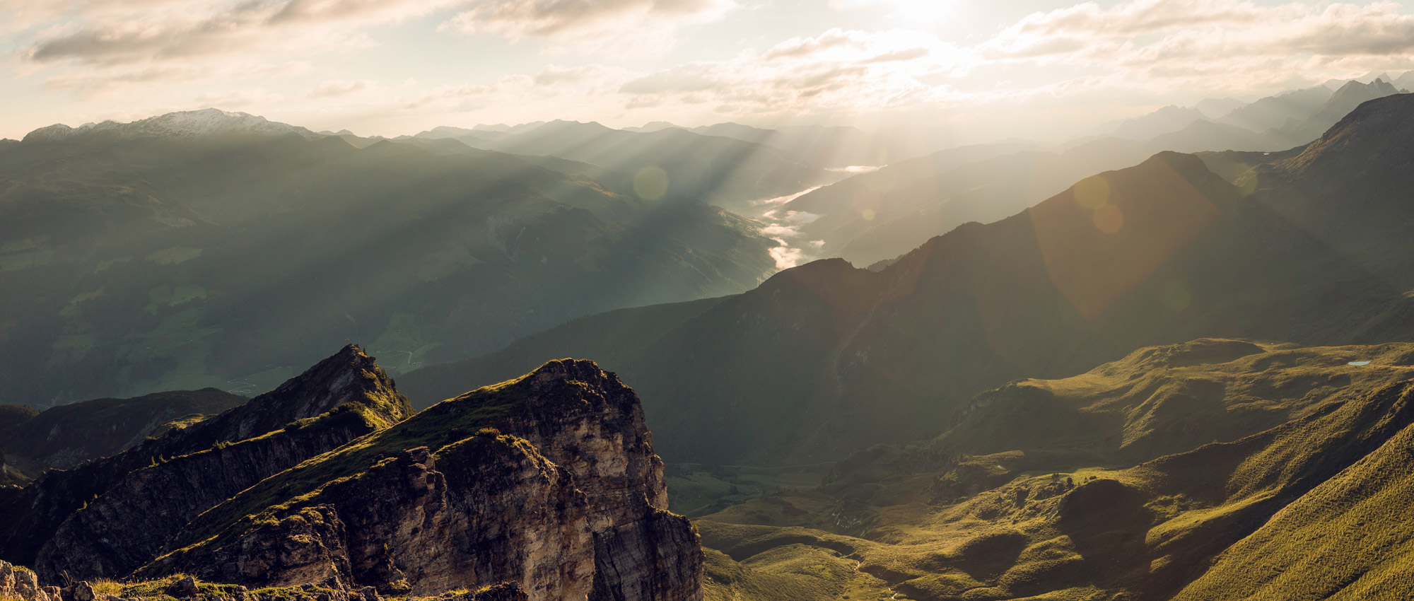 Sonnenstrahlen über den Bergen im Zillertal.